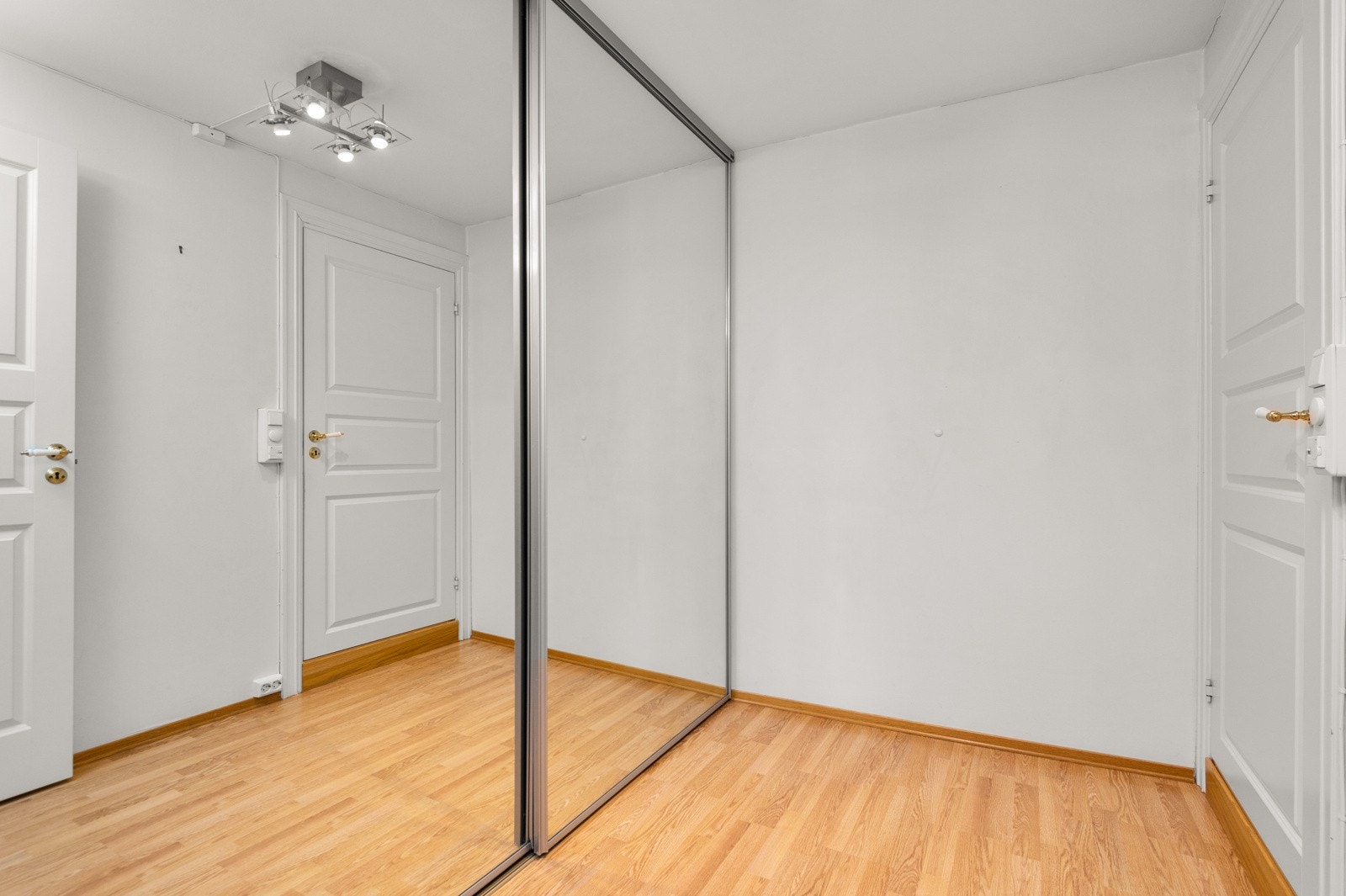 - Adkomst via gang til omkledningsrom - Galleribilde