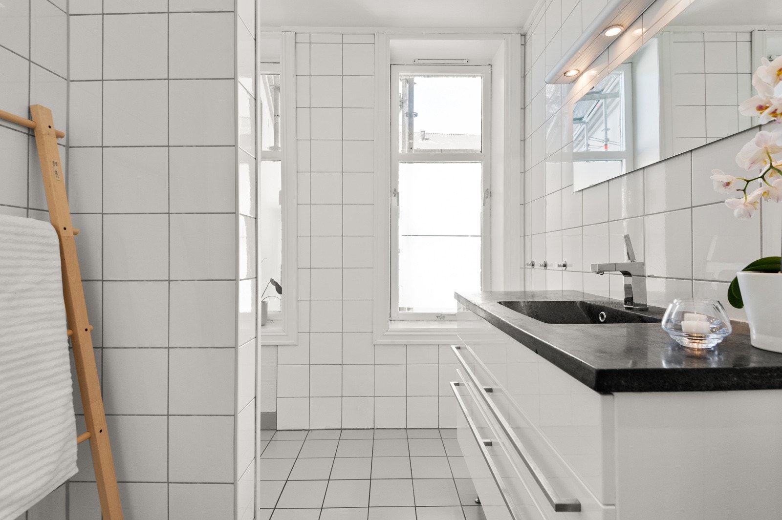 - Servant med skap, vegghengt skap og speil med belysning over. Flislagt gulv med varme - Galleribilde