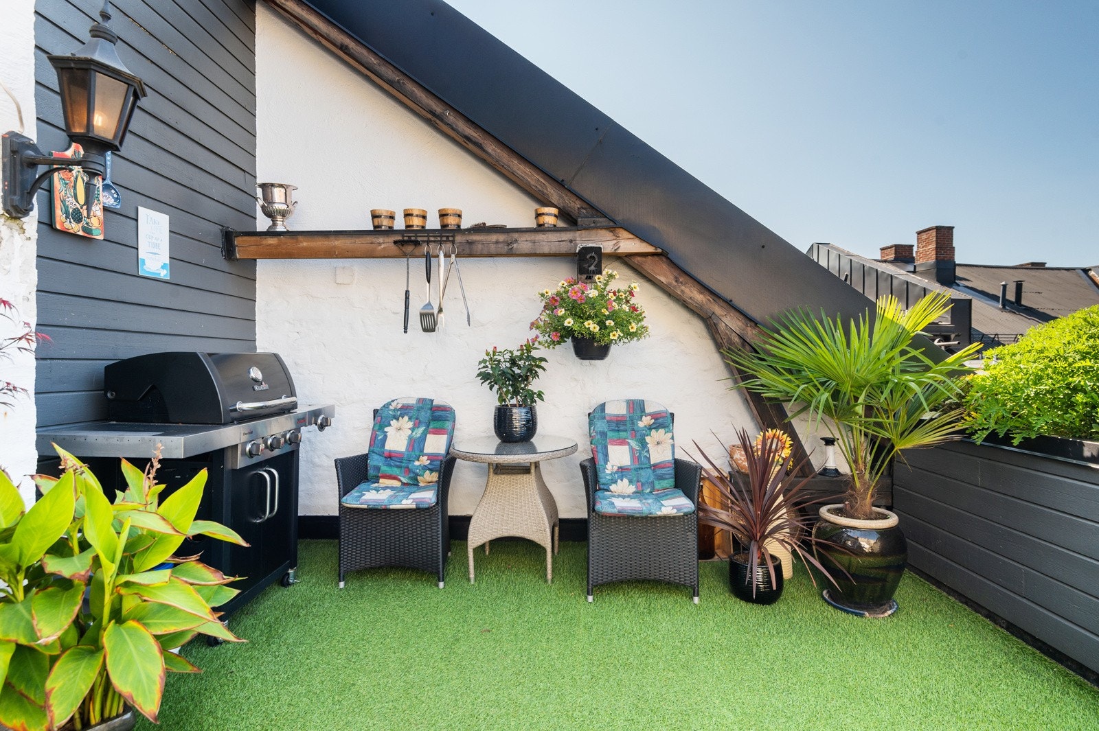 - Felles takterrasse har flere sittegrupper, grill og beplantning - Galleribilde