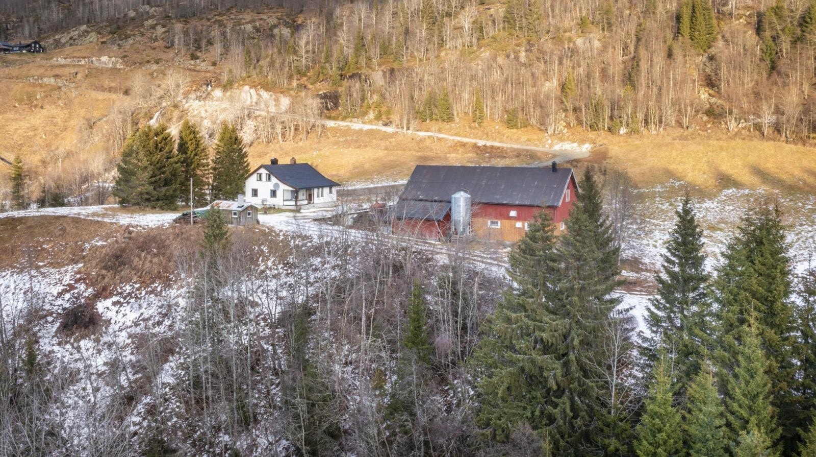 Eiendommen ligger omkranset av flott kulturlandskap Galleribilde