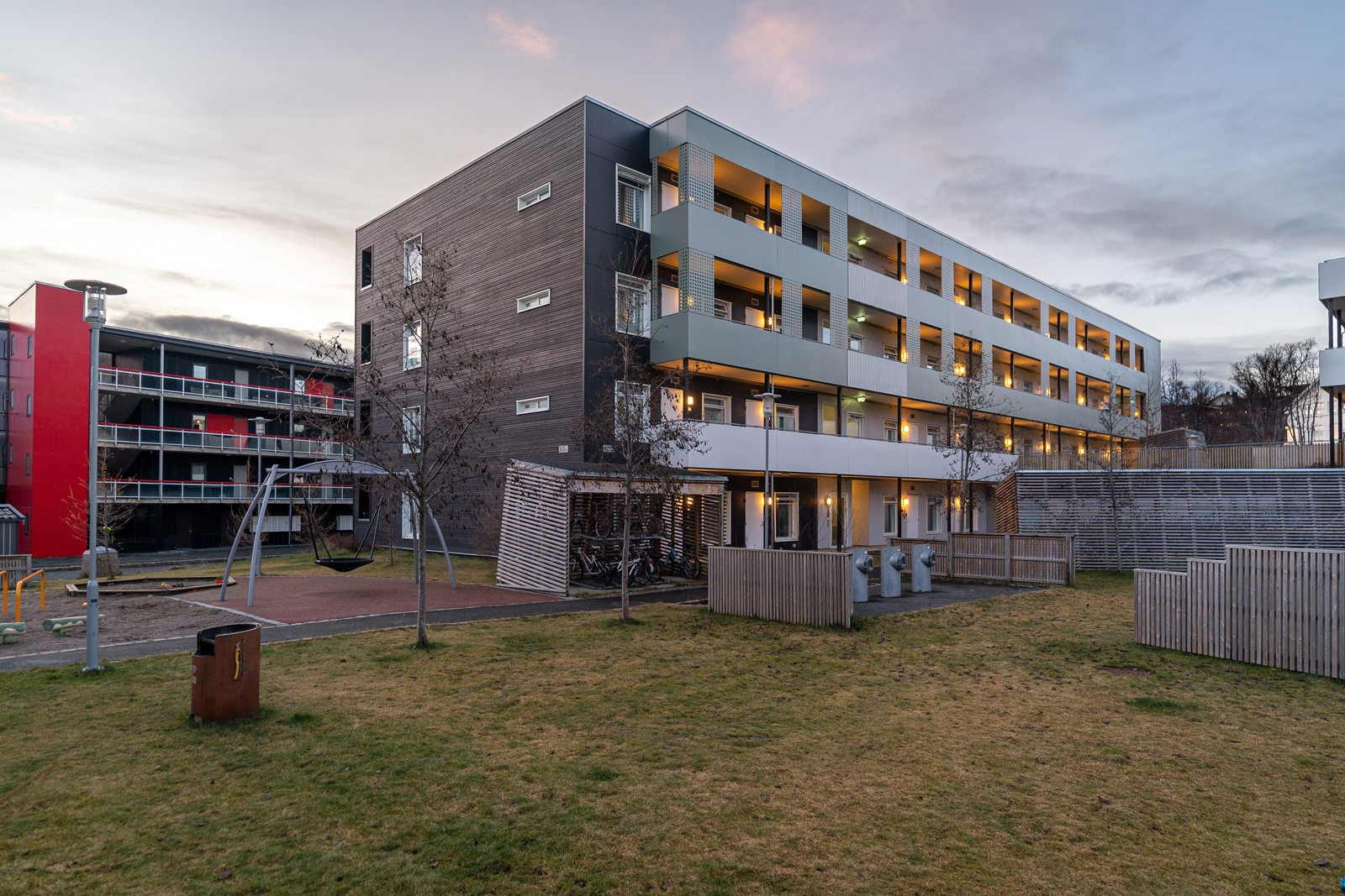 Sentrumsnær beliggenhet på Bjerkaker med gåavstand til dagligvare (1 min), Tromsø Sentrum (ca 10-15 min) og herlige turområder.