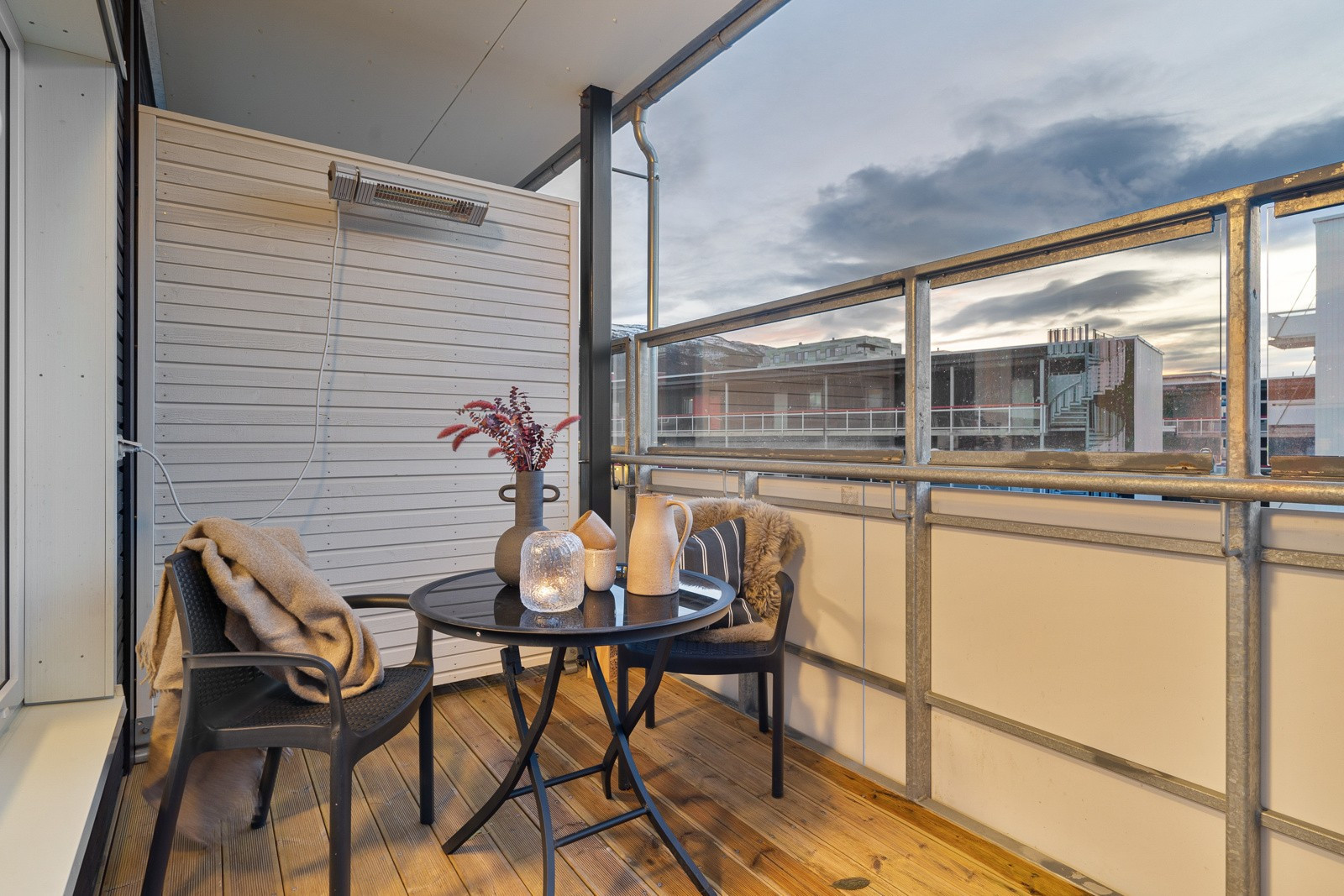 Verandaen er overbygd og har meget fine solforhold.