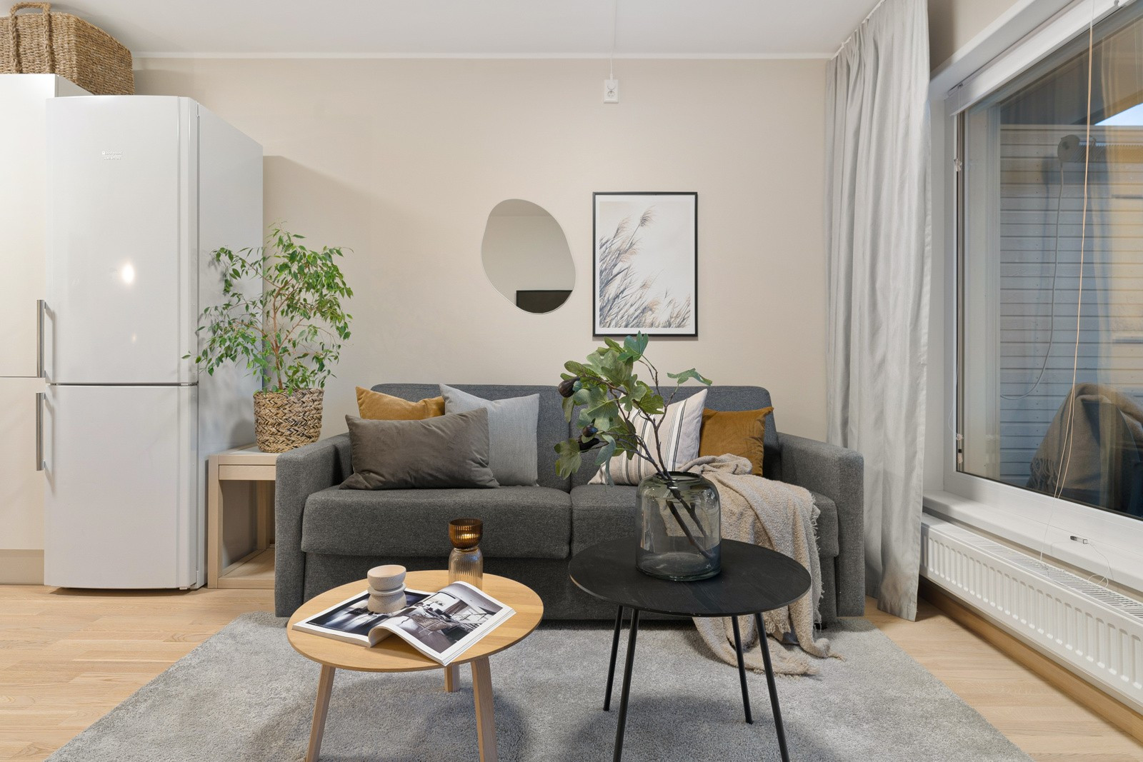 I stuen har du plass til sofagruppe med tilhørende sofabord.