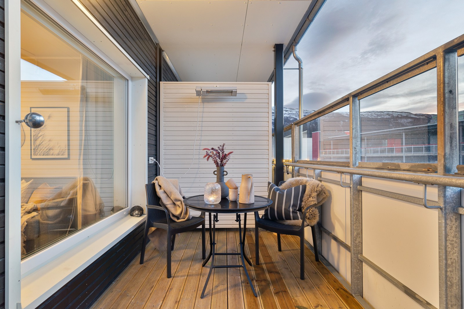 Fra stuen er det utgang til sørvestvendt veranda på ca 8 kvm.