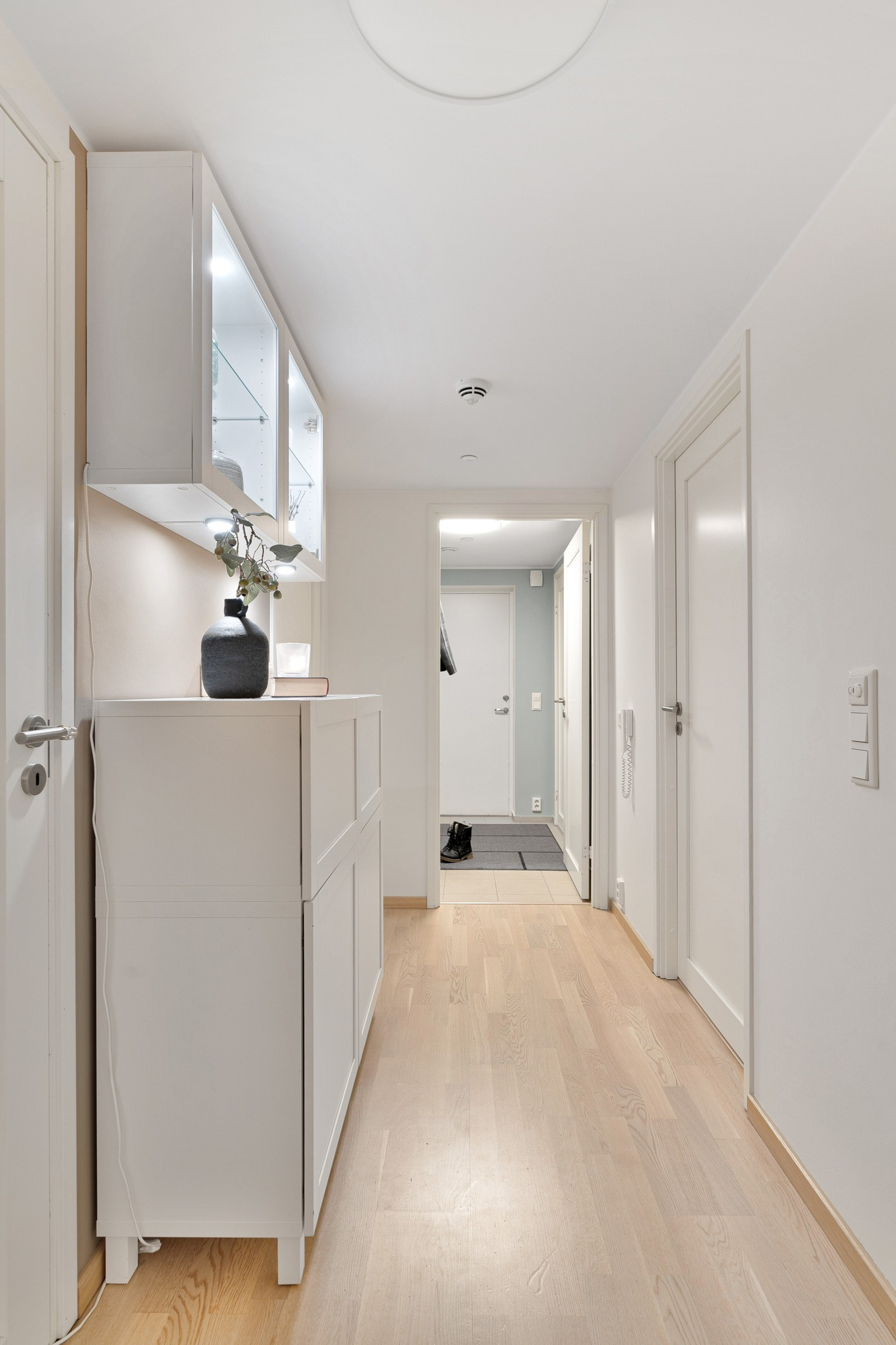Leiligheten framstår moderne med lyse farger og fine materialvalg.