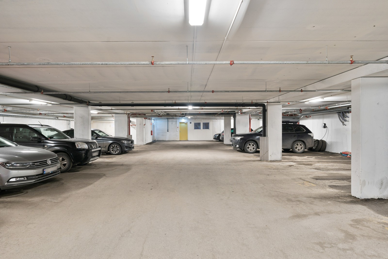 Fast parkeringsplass i felles garasjeanlegg.
