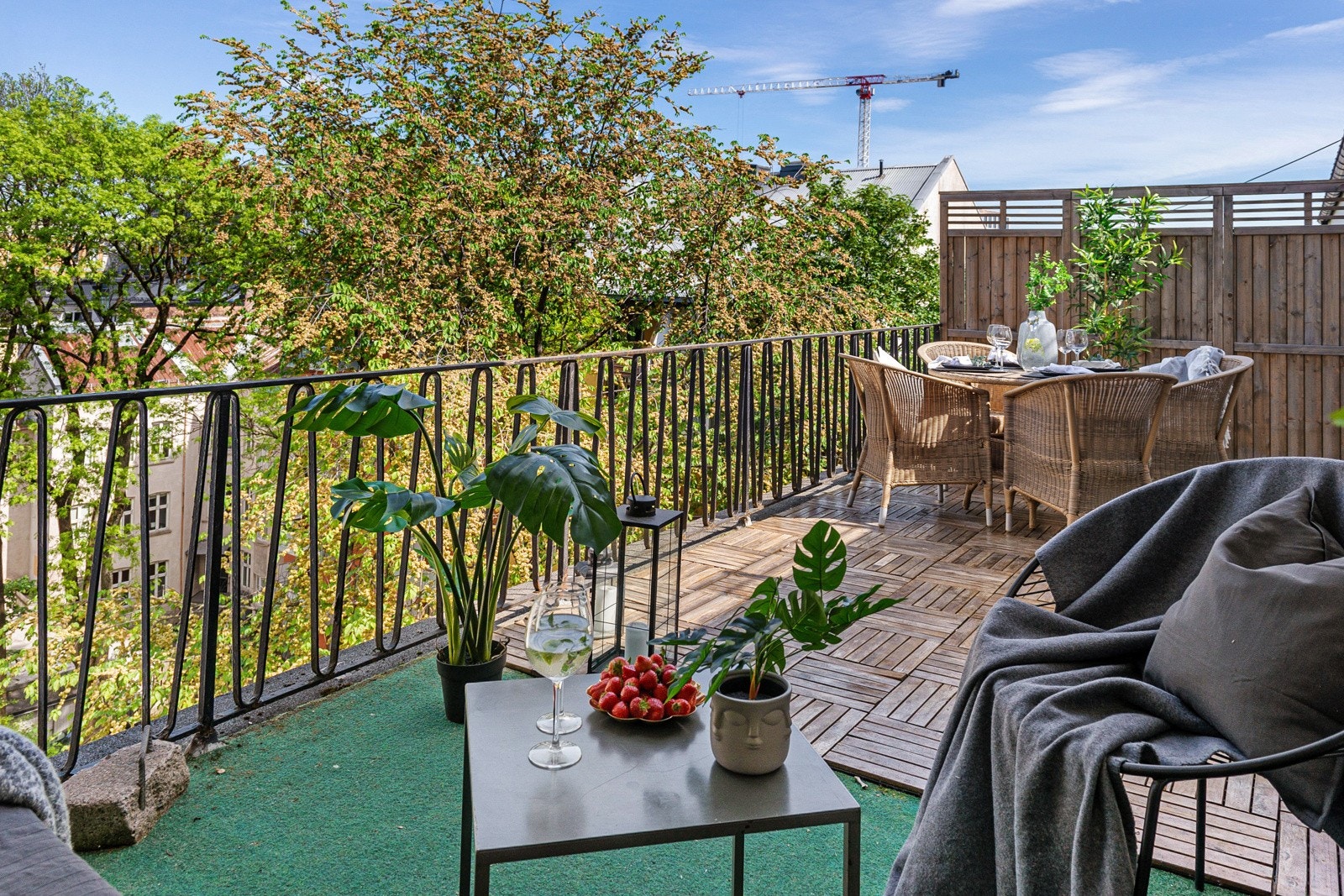 1 roms i toppetasjen med heis og utgang takterr. 20 kvm mot indre gårdsrom.God plass til spisebord og stor sittegruppe Galleribilde