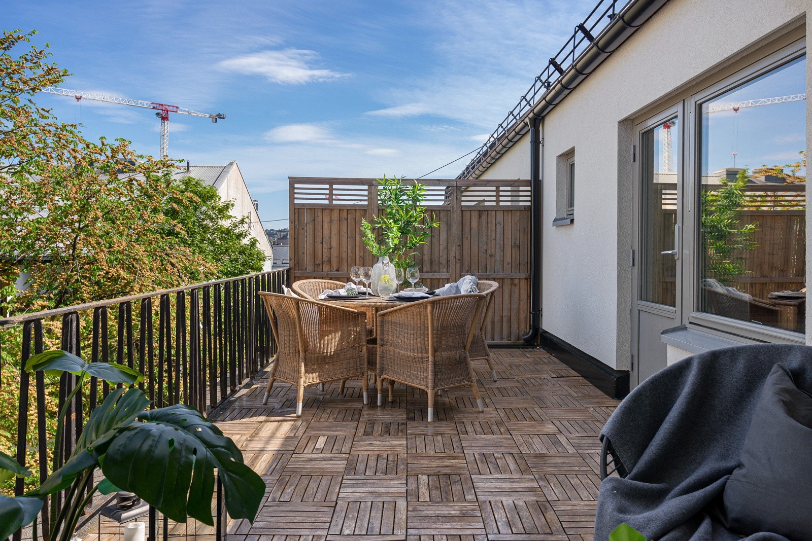 Her kan du invitere til selskap og dekke langbord på takterrassen eller bare nyte freden inne og ute. Galleribilde