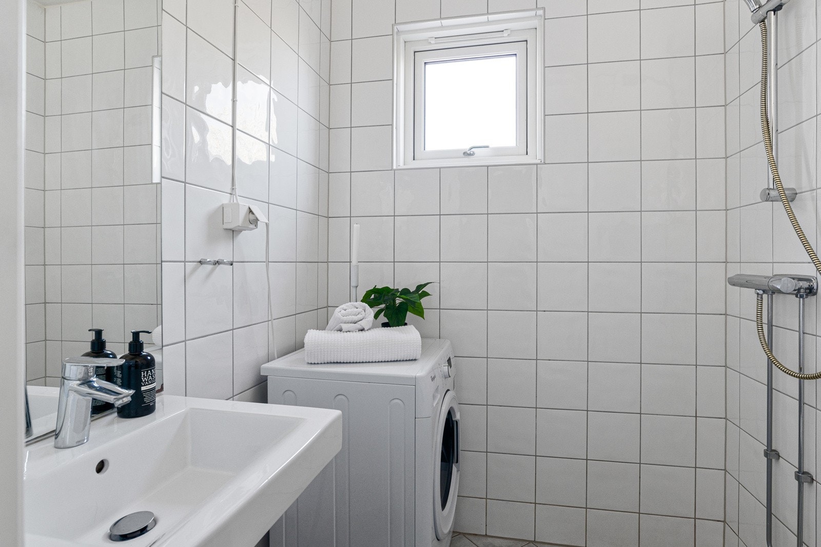 Romslig bad med opplegg for vaskemaskin Galleribilde