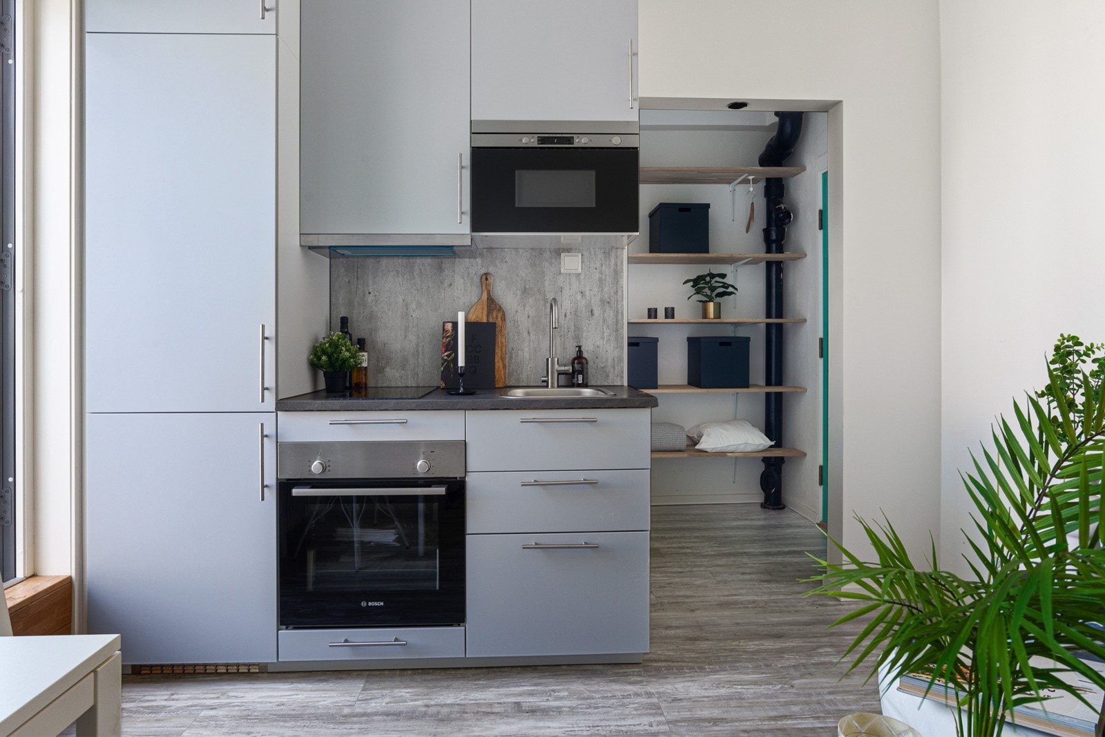 Praktisk kjøkken med integrerte hvitevarer Galleribilde