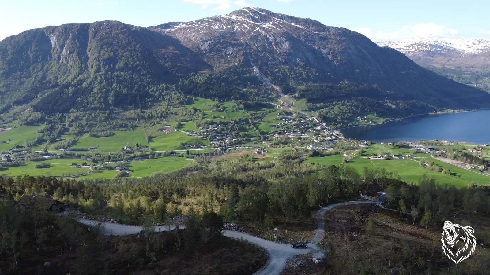 Hyttetomt sommer, som vinter. Jølster har alle fasilitetar som hyttedestinasjon til alle årstider. Galleribilde