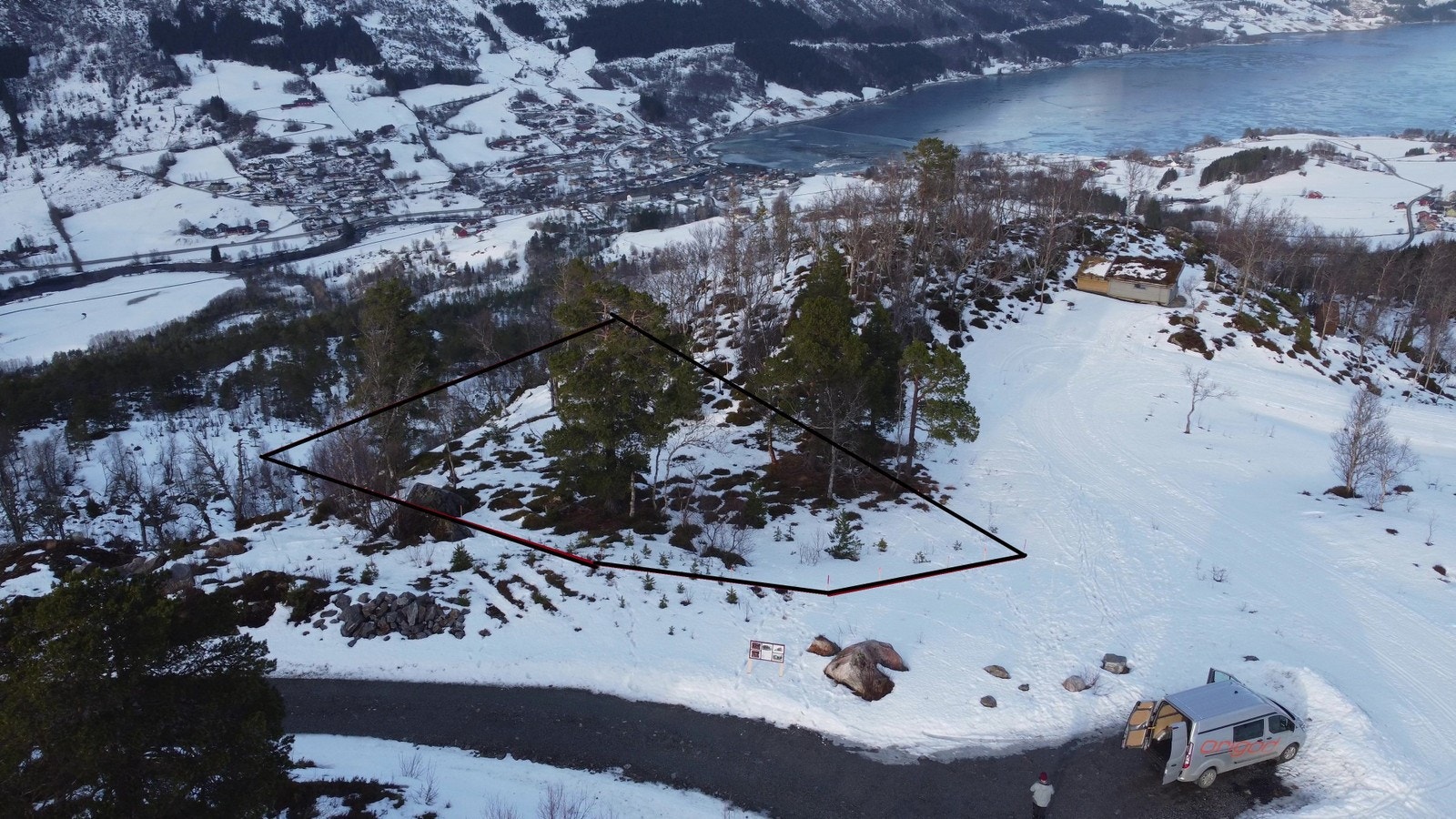 Frå tomta har man utsikt over Jølstravatnet. Markering av tomt er tegnet av fotograf og avvik kan forekomme. Galleribilde