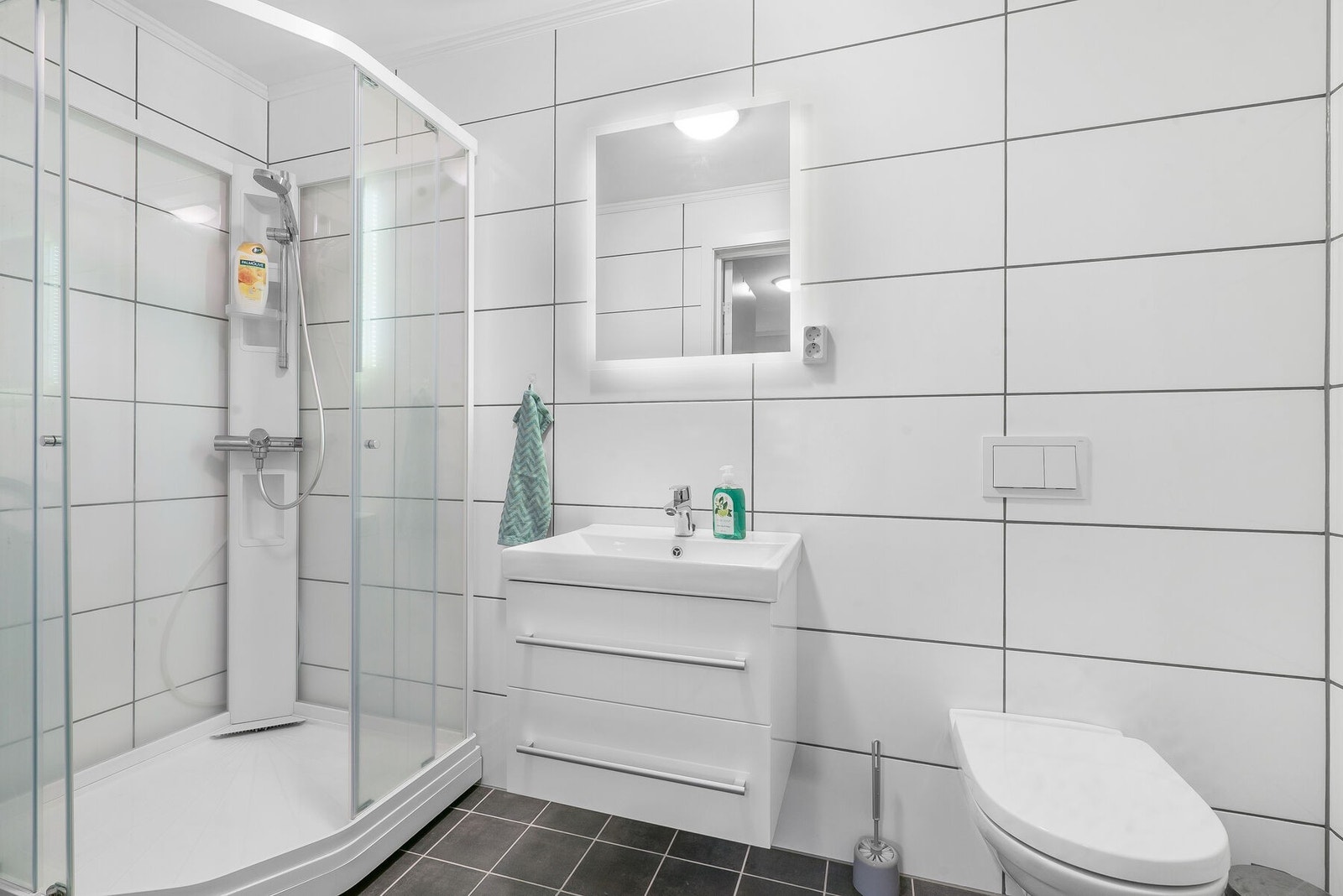 Badet i hybelen. Galleribilde