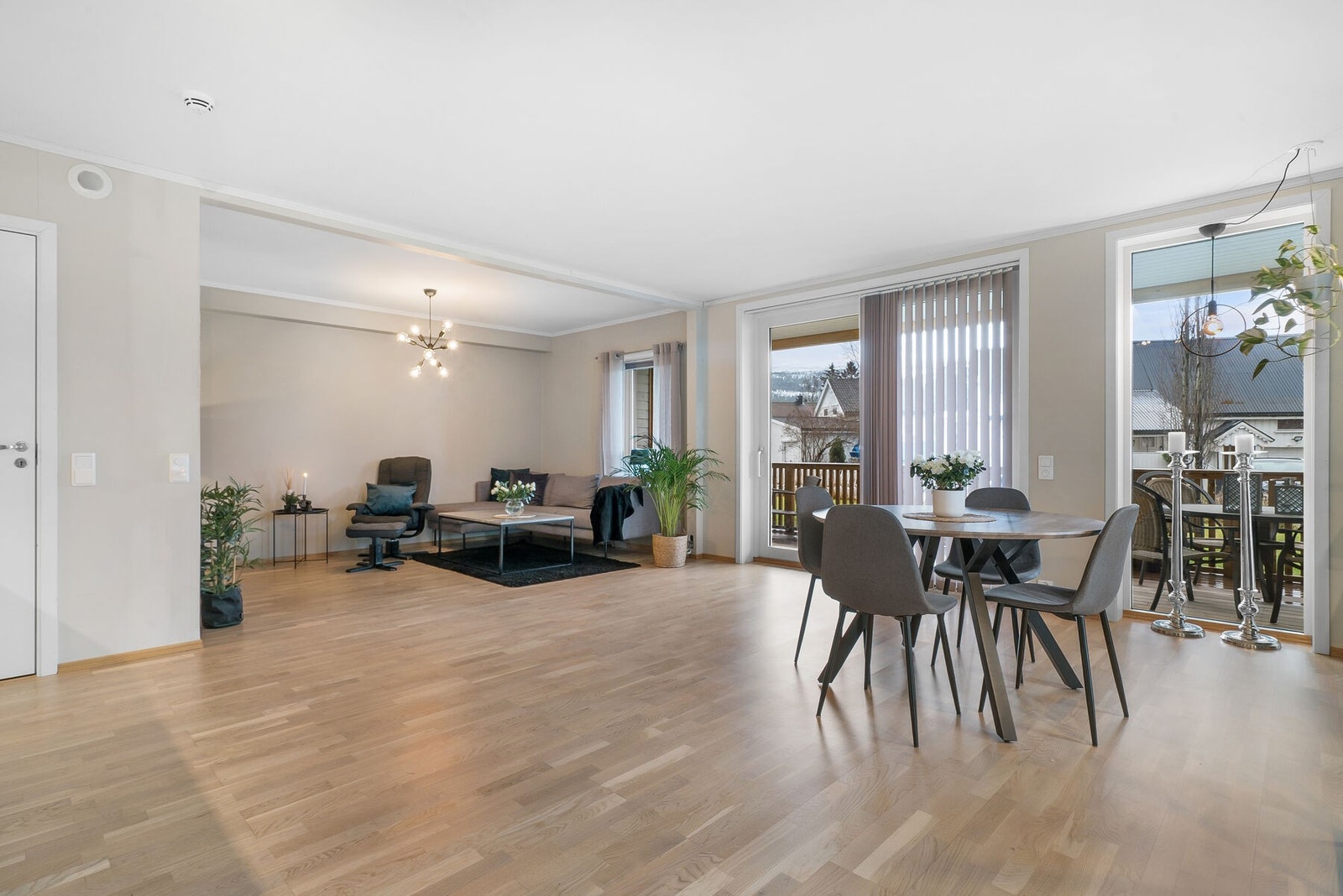 Leiligheten ble bygget i 2017 og holder god standard. Her har eier revet en vegg for å lage en stor og fin stue. Galleribilde