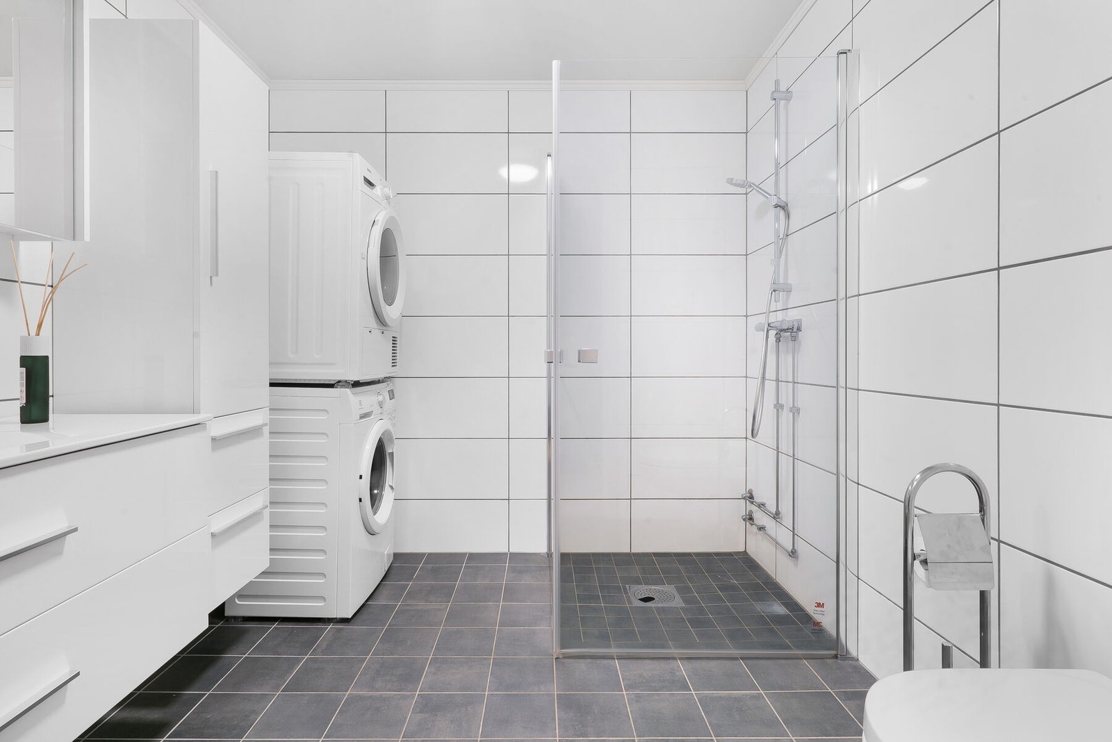 Badet er av god størrelse og har lys og pen innredning. Galleribilde
