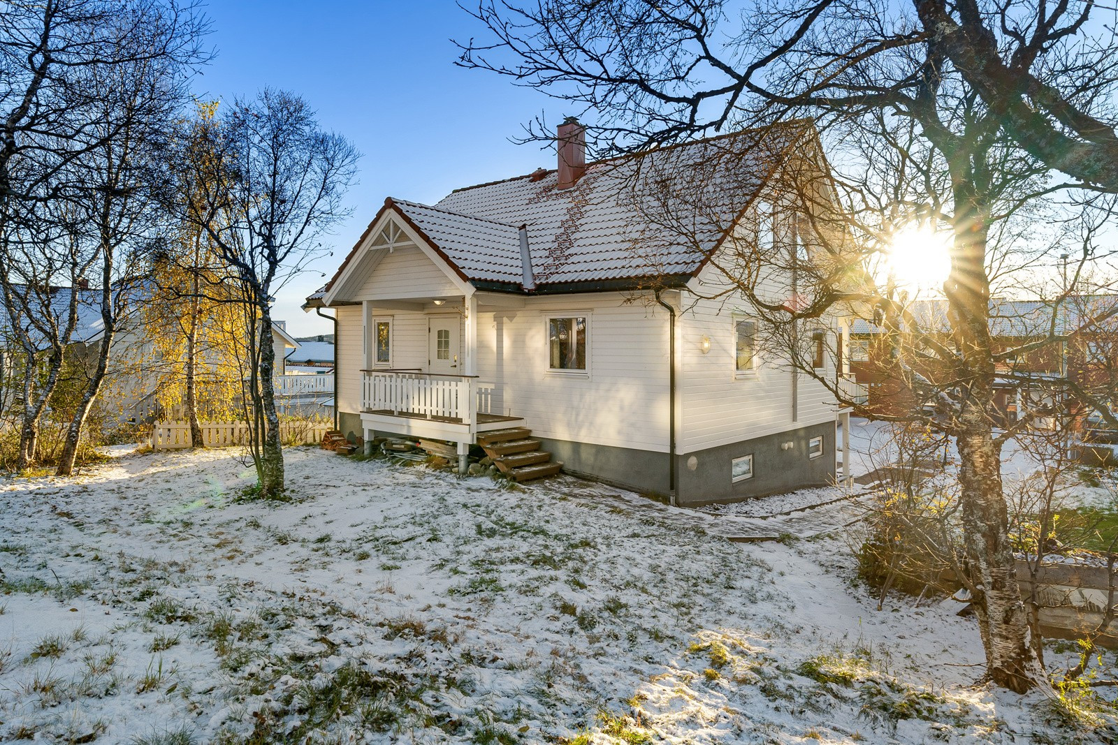 Hyggelig inngangsparti og hage