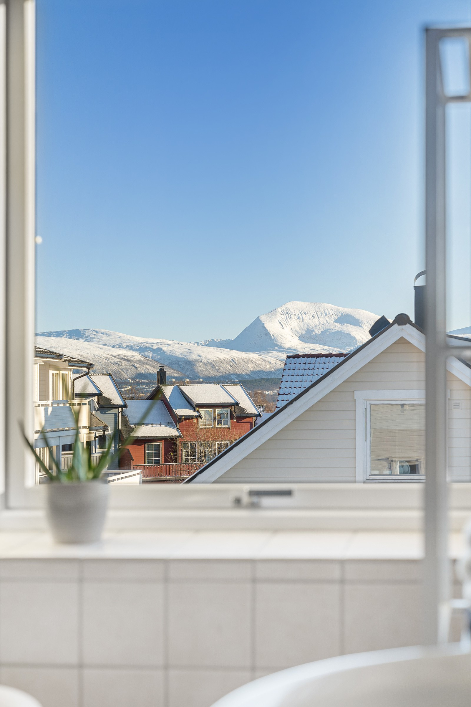 Fra badet nyter du en fin utsikt mot fjellene!