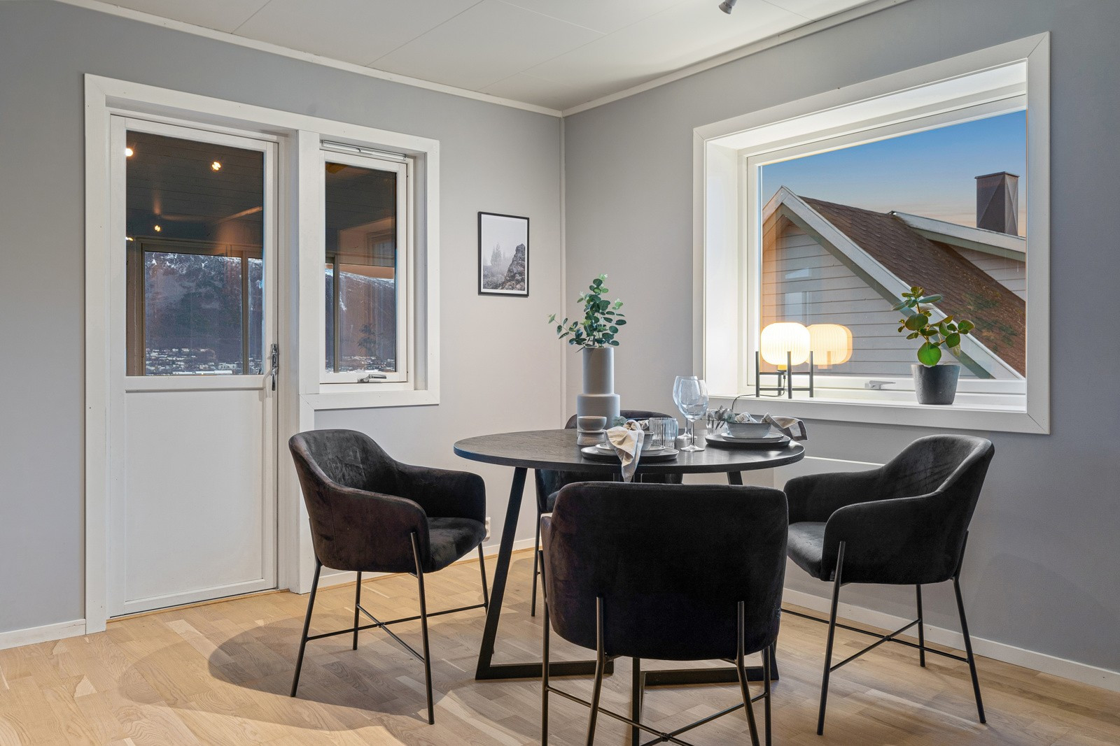 Leiligheten har en åpen og romslig planløsning som legger til rette for det sosiale.