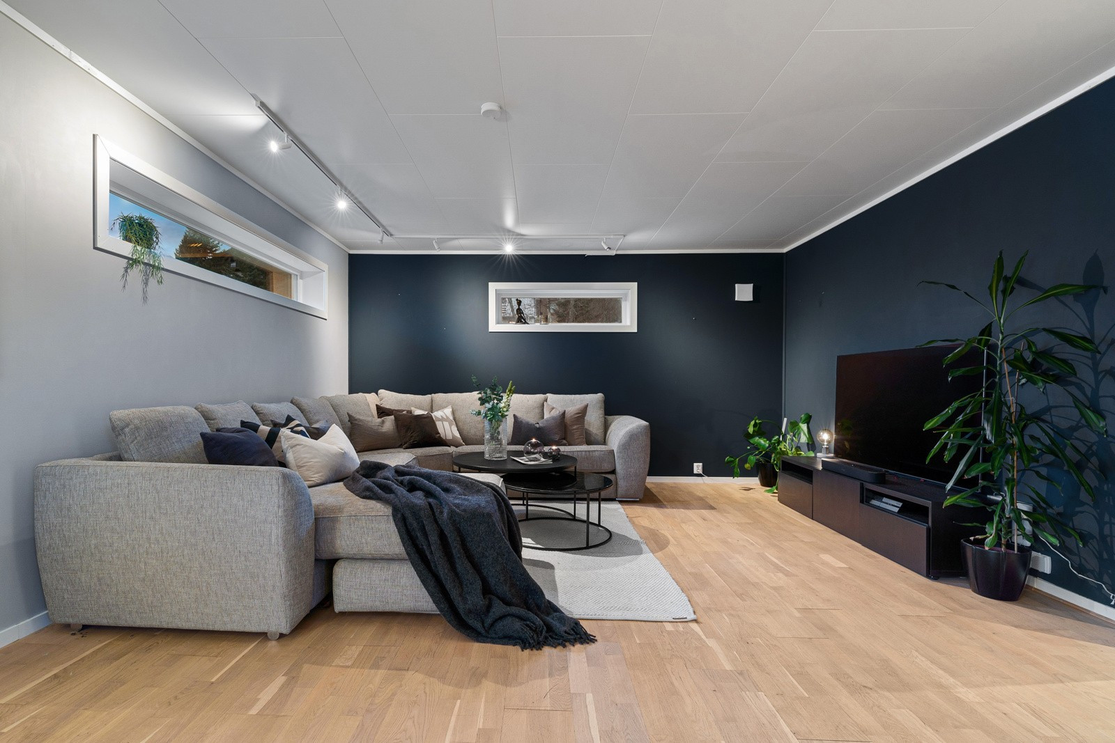 Moderne farge- og materialvalg gir et flott helhetsinntrykk.