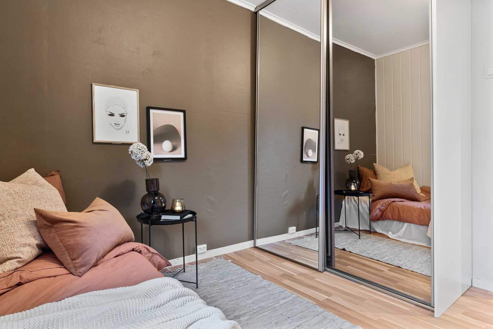 Innredet med garderobeskap med mye oppbevaringsplass.