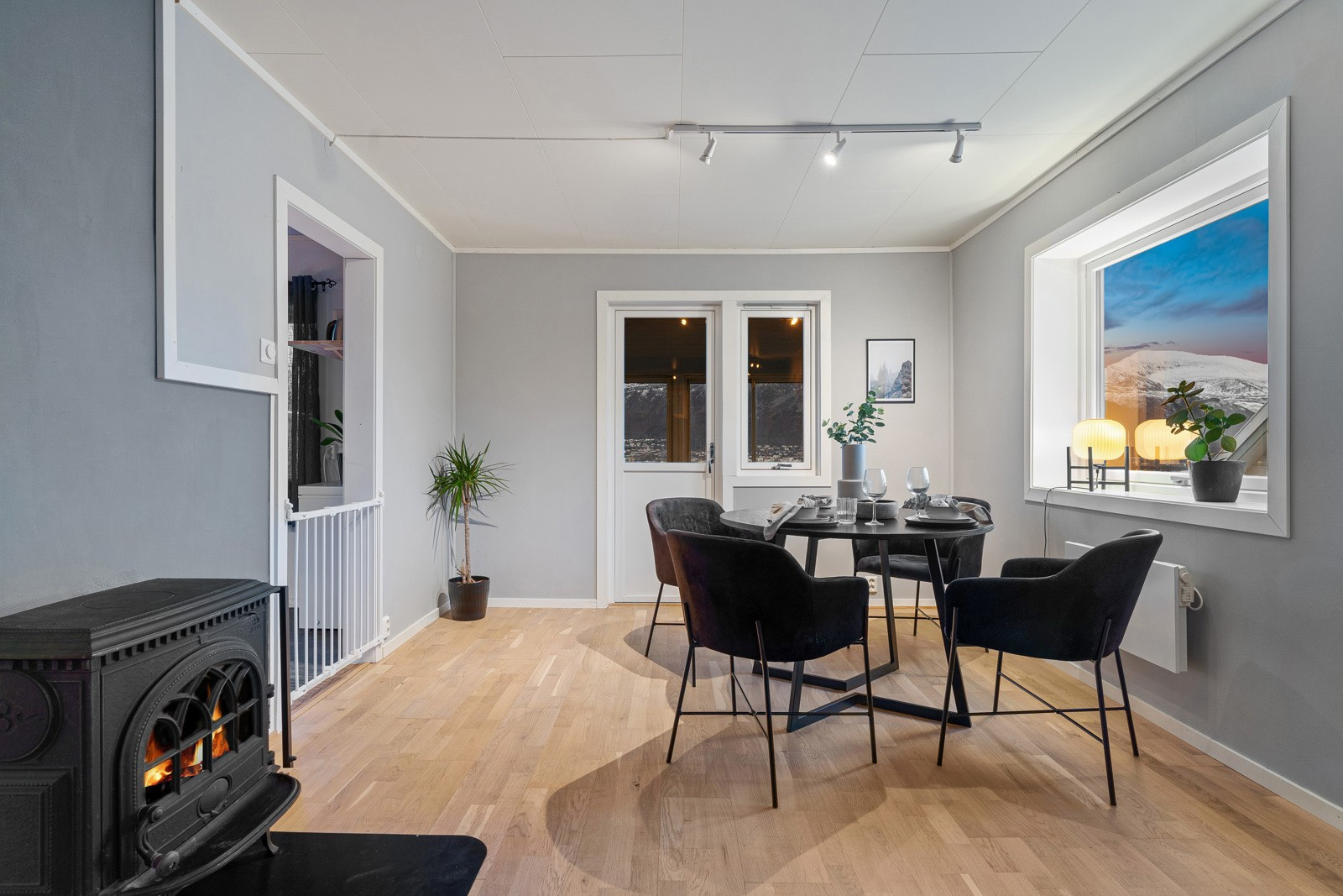 Spisestuen har sin naturlige plass mellom stue/kjøkken.