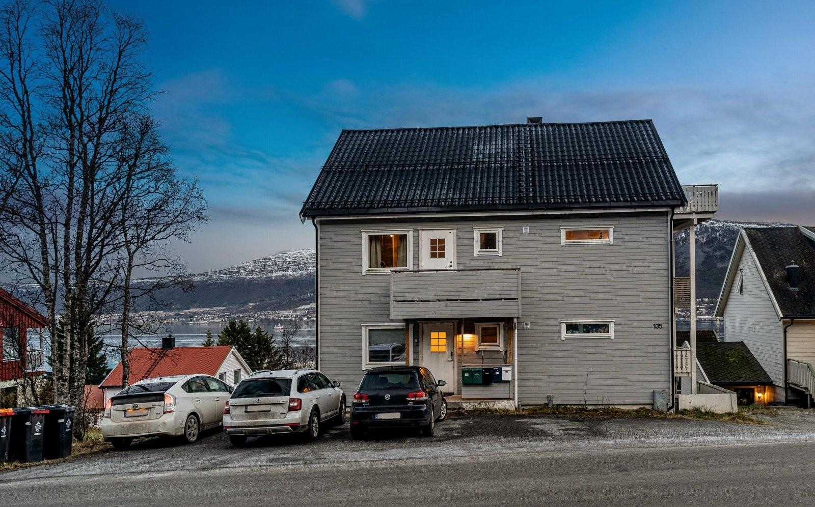 Parkeringsplass og gjesteparkering.