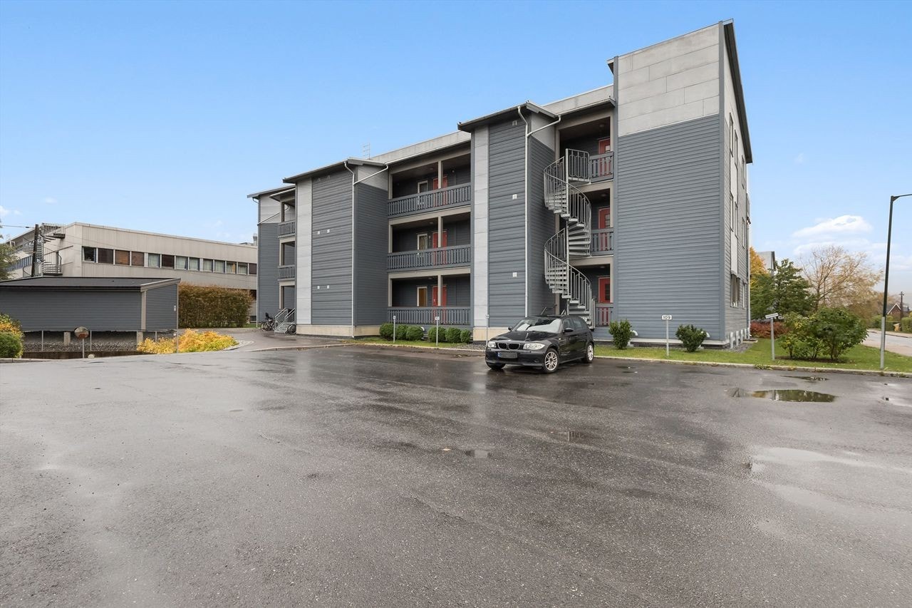 Fasade ved inngangspartier. Her er det gjesteparkering. Galleribilde