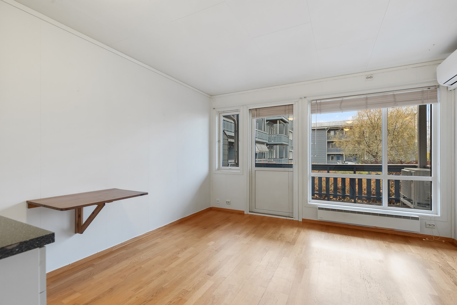 Her er det også installert varmepumpe for lun og god varme - denne kan styres via en app. Galleribilde