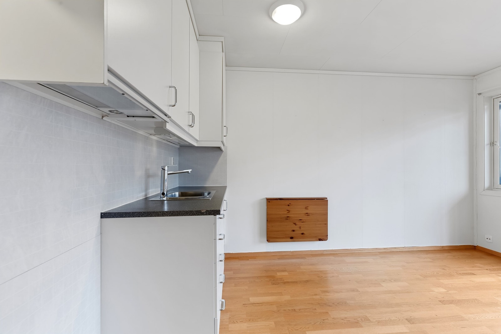 Kjøkkenet. Innredningen har godt med skap- og skuffeplass. Galleribilde