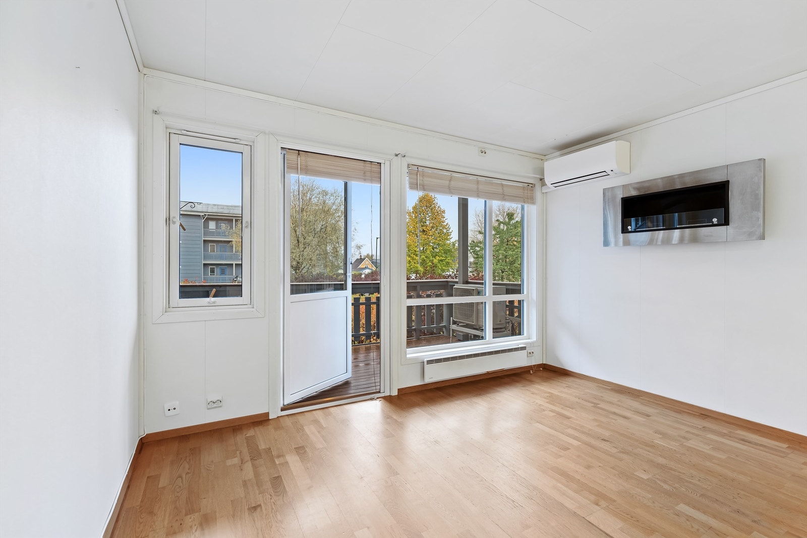 Det er innvendige persienner i stuen Galleribilde