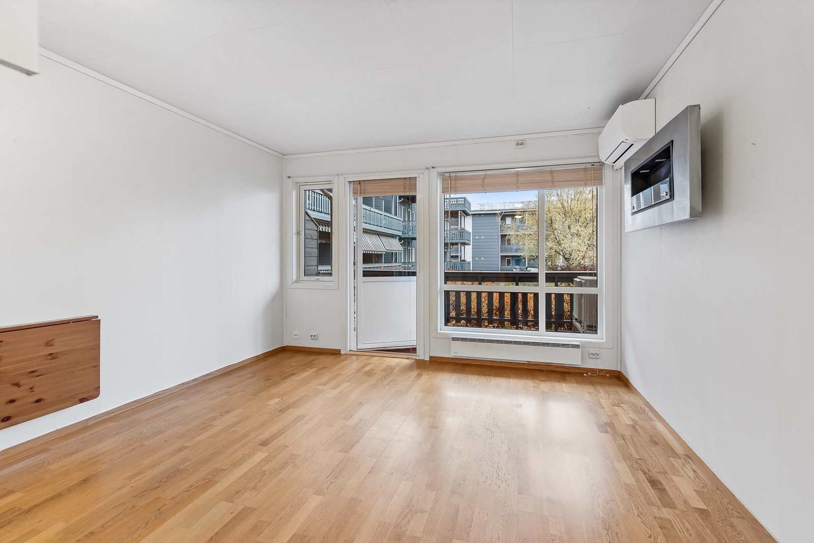 Stuen har fin plass til sofagruppen. Lyse overflater, kombinert med store vindusflater mot balkongen, gir godt lysinnfall og fin romfølelse. Galleribilde