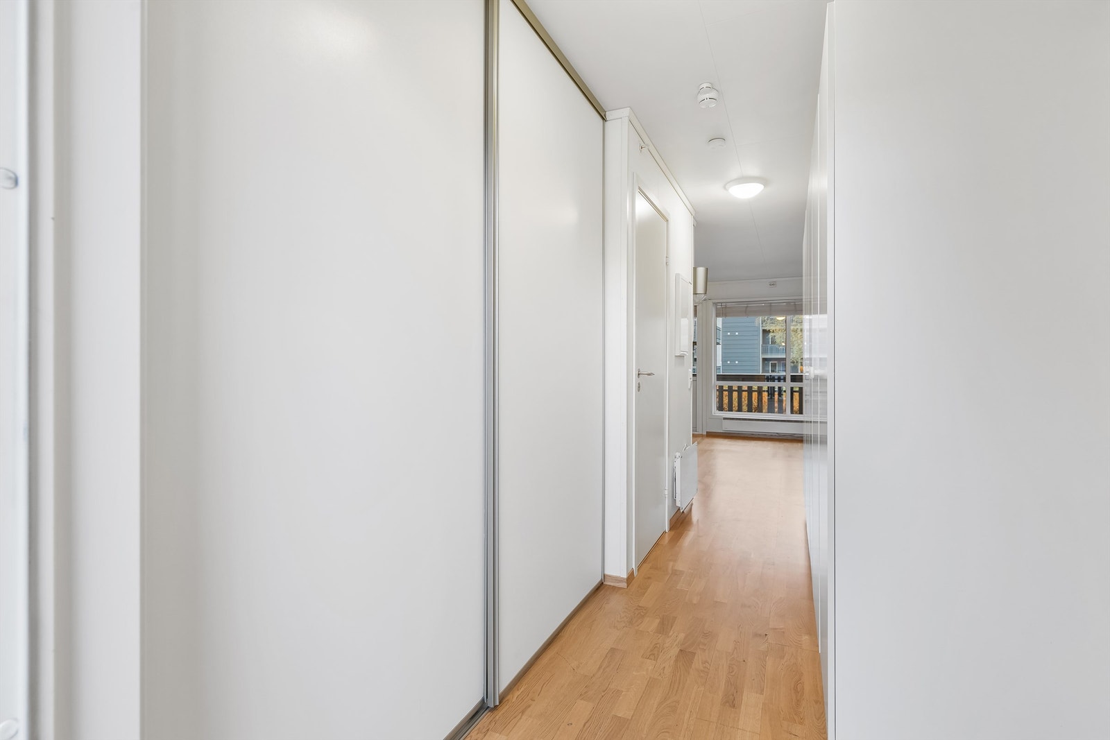 Velkommen inn i Øvre Kjellerstuvei 8 - entréen har godt med garderobeplass for klær og sko. Galleribilde