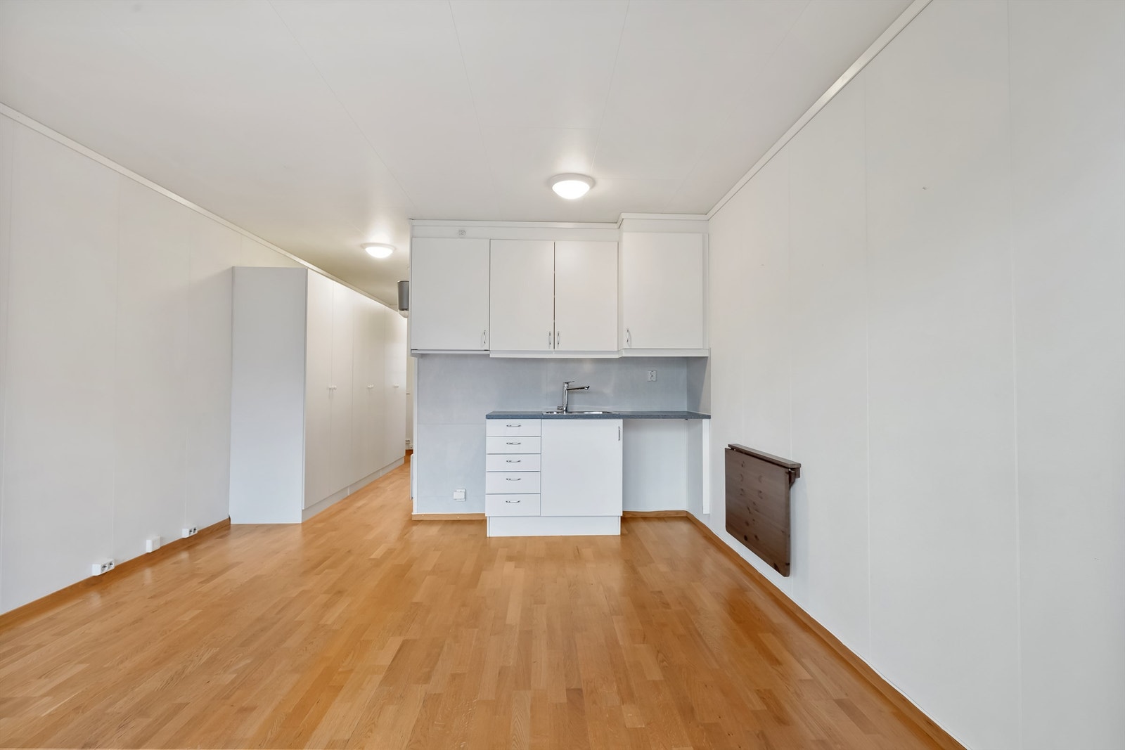 Kjøkkenkrok med praktisk kjøkkeninnredning. Galleribilde