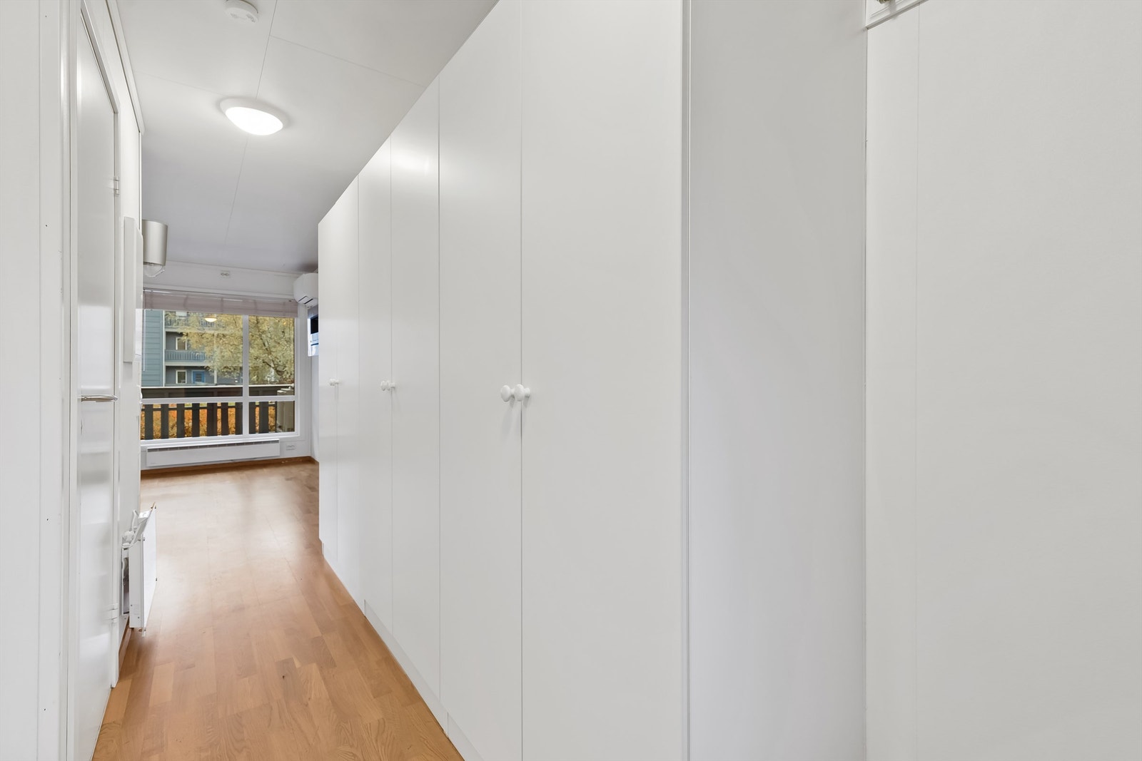 Garderobeløsing i entré/gang. Fra gangen åpner det seg opp mot stue og kjøkken. Parkett på gulvet. Galleribilde