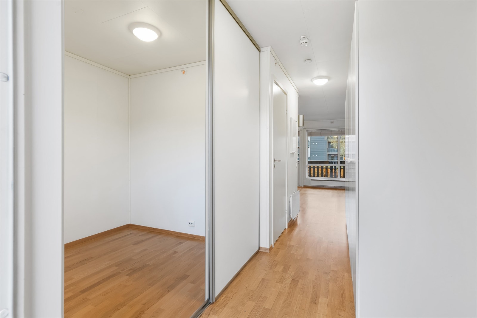 Fra entréen er det skyvedør inn til sovealkoven. Galleribilde