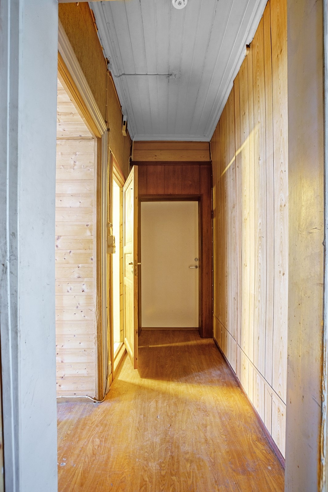 Fra felles trapperom kommer du inn i boligens entré med god plass til å henge fra seg ytterklær å sette fra seg sko. Galleribilde