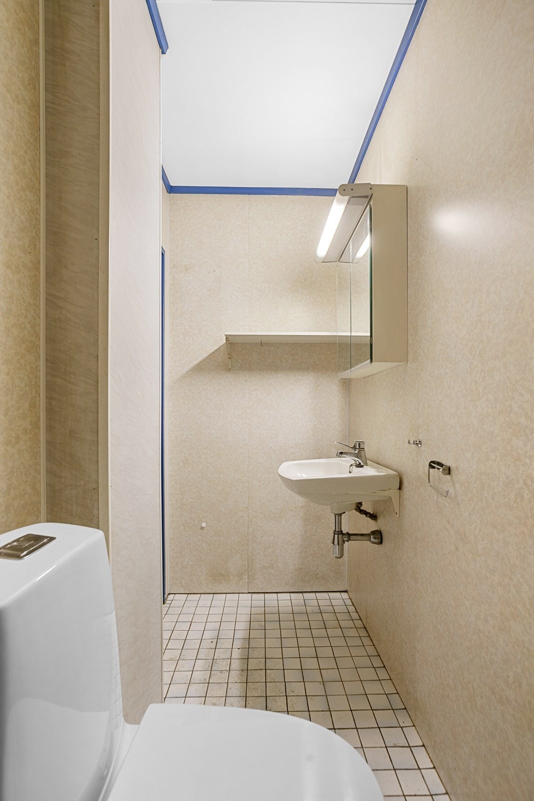 Innredningen består av servant på vegg med speilskap, toalett, åpent dusjhjørne med sluk, dusjutstyr og termostatstyrt blandebatteri. Galleribilde