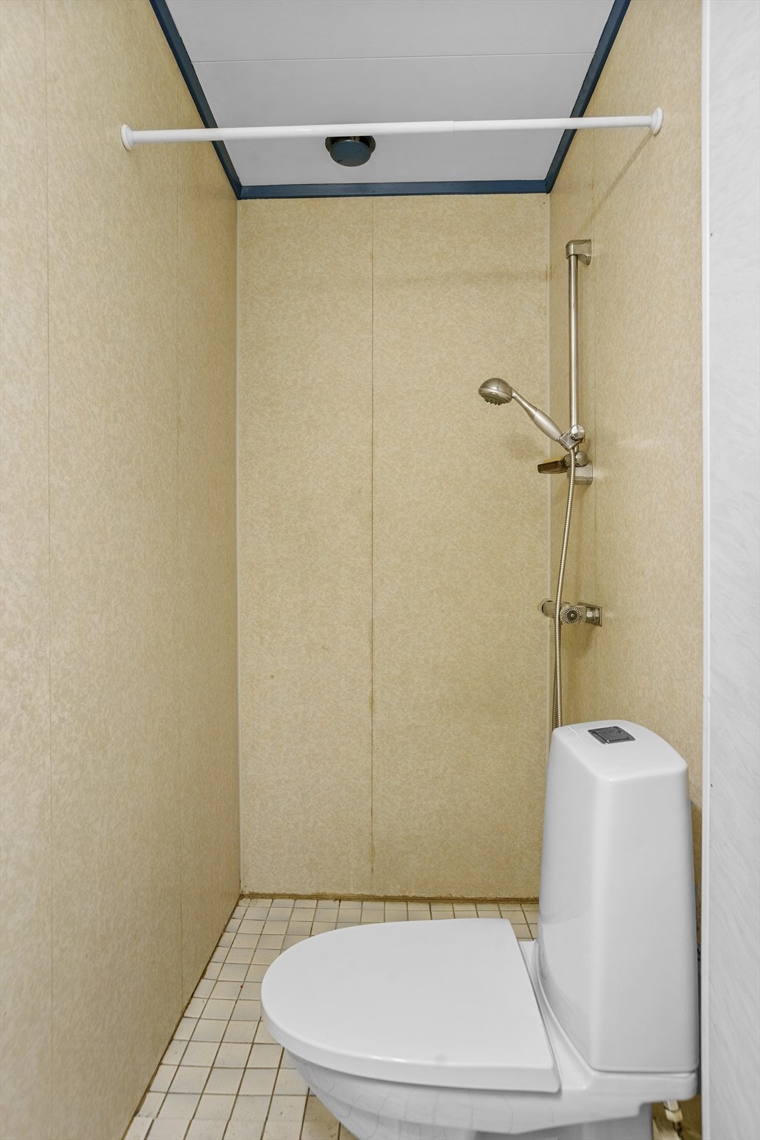 Baderommets konstruksjon er ikke kjent, og det antas at underlaget er sikret med metoder som kan være noe mangelfulle i følge dagens krav. Galleribilde