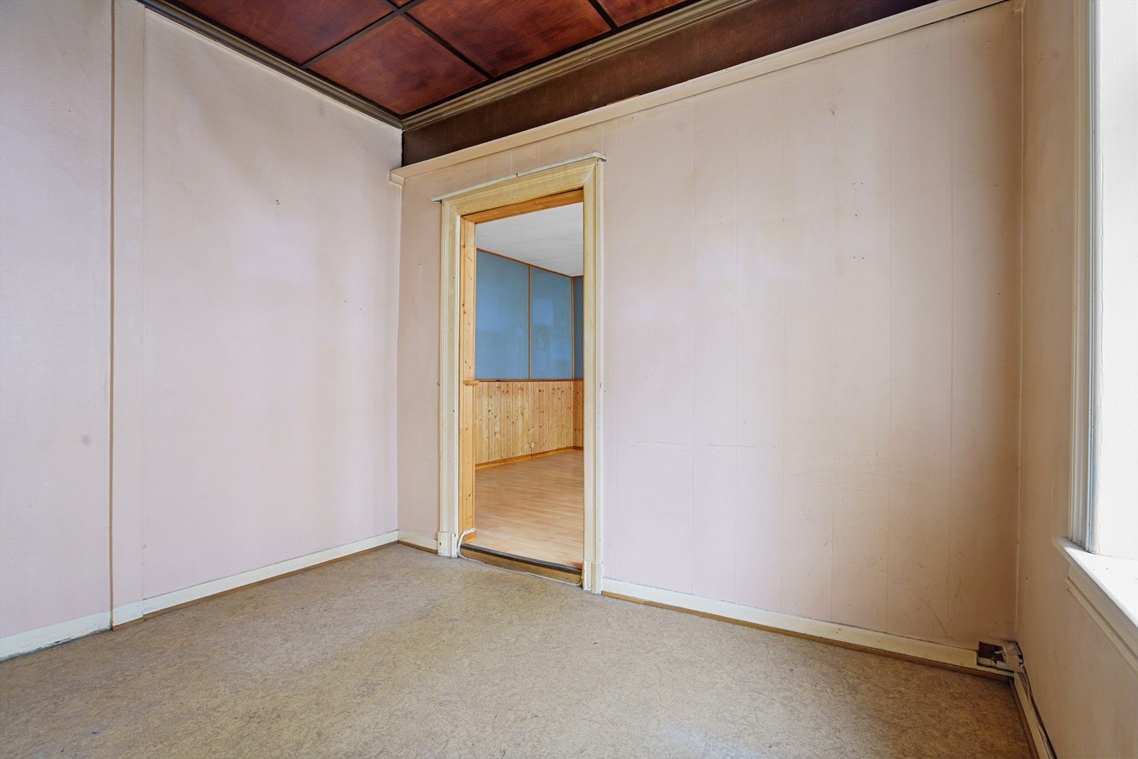 Innvendige gulv har fliser på bad, ellers 1-stav tregulv med til dels stor bruksslitasje samt linoleumsgulv og laminat. Det er til dels mye knirk i gulvene. Galleribilde