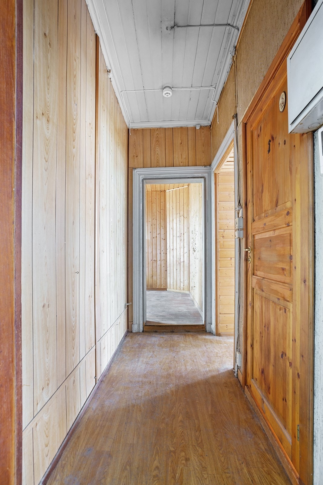 Leiligheten holder en gjennomgående standard fra 1960-årene og vil måtte gjennomgå omfattende rehabilitering for å kunne oppnå god standard. Galleribilde