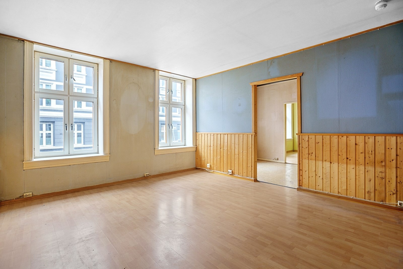 Romslig stue med god utforming, som gjør det lett å innrede etter eget ønske. Det er plass til en stor sofagruppe med tilhørende møblement. Galleribilde