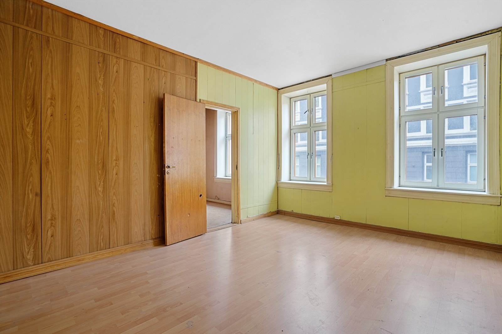 Veggene i leiligheten består av baderomsplater på bad, ellers panel, "koreaplater", brystningspanel samt malte flater på forskjellig underlag. Galleribilde