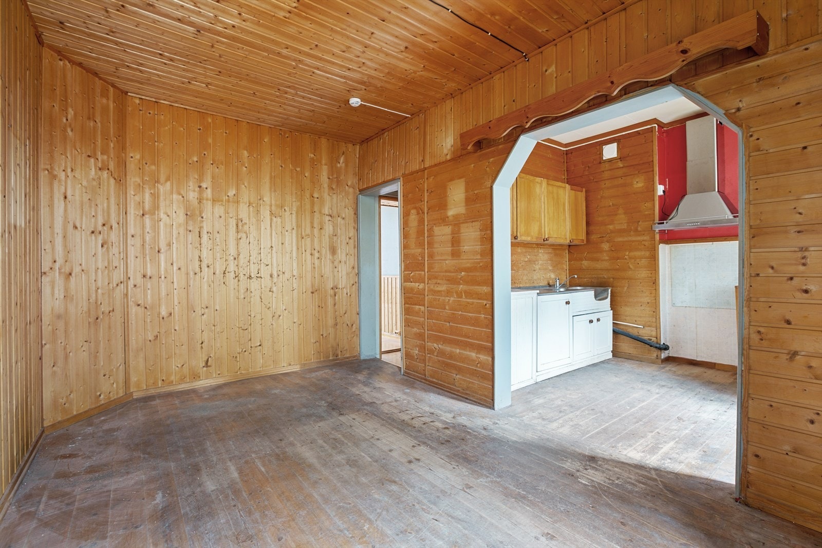 Ved kjøkkenet er det en egen spisestue med plass til spisegruppe med tilhørende møblement. Galleribilde