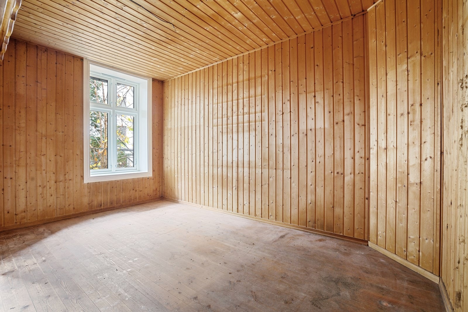 Leiligheten har store vindusflater som er fra 1985 og 2021. Disse sørger for et godt lysinnslipp. Galleribilde