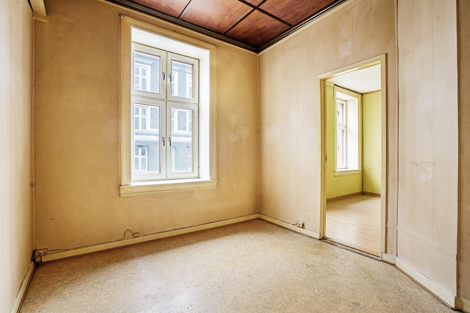 Leiligheten har en god takhøyde. Takhøyde ble i stue målt til ca. 2,57 m, samt i soverommene 2,74 m og 2,87 m. Galleribilde