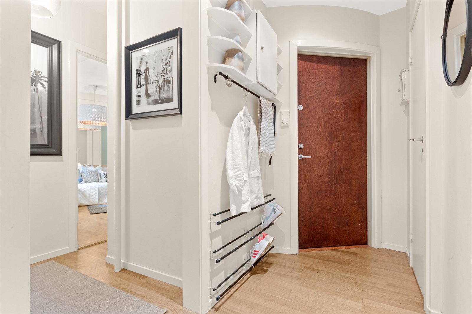 Lys entré som knytter deg fint opp til rommene i leiligheten. Her får du plass til oppheng av jakker, samt skohylle på vegg. Galleribilde