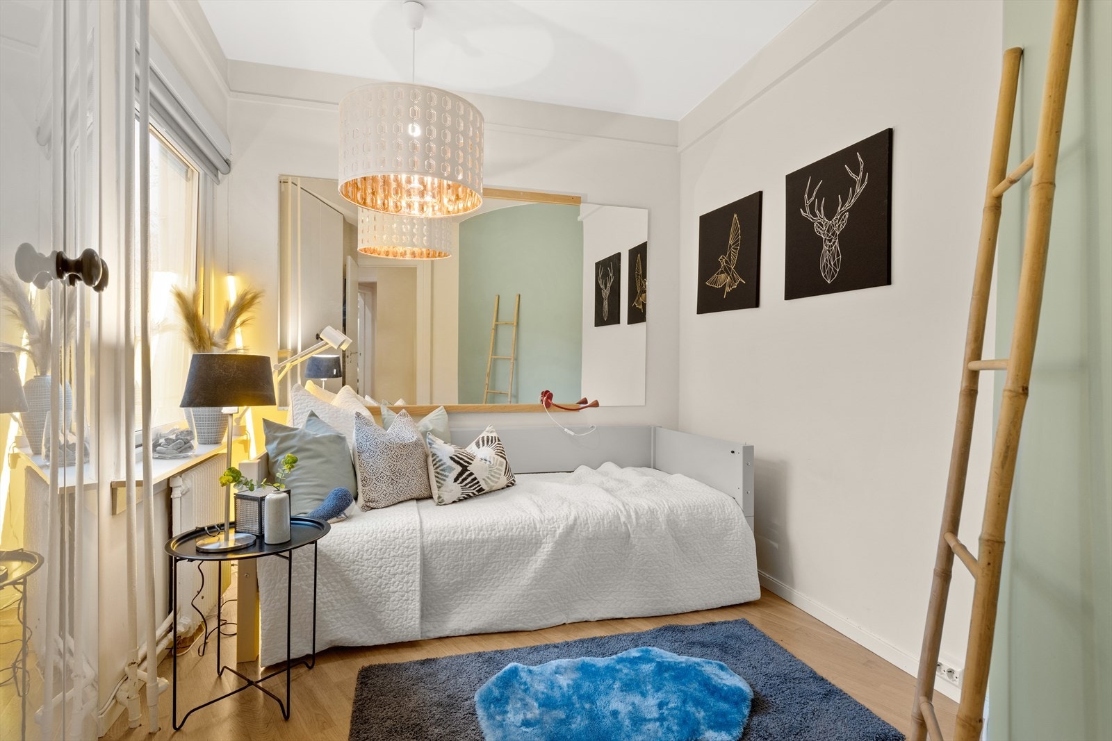 Alle soverommene vender mot rolig og grønn bakgård. Galleribilde