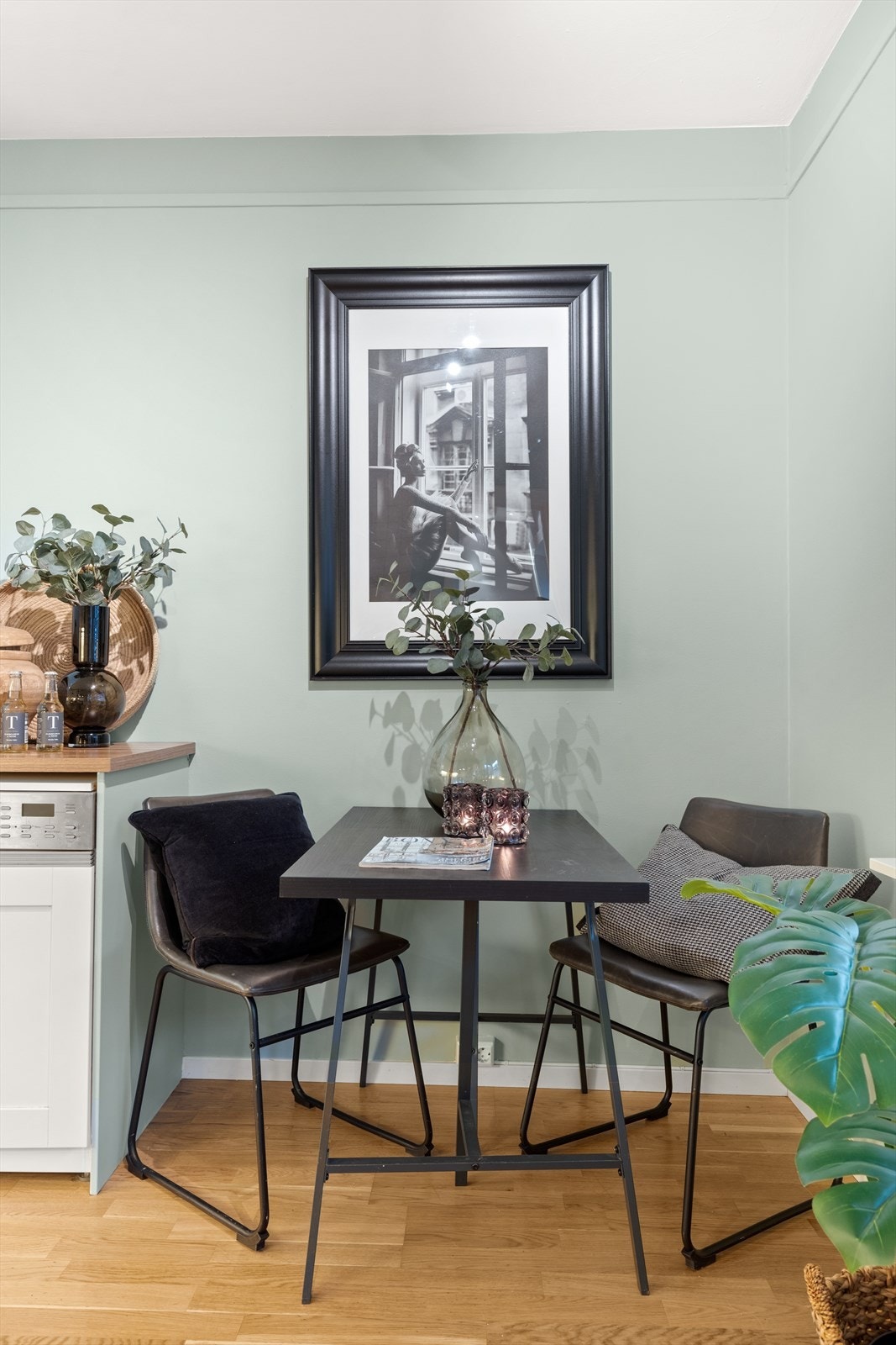 Romslig plass til spisebord på kjøkkenet. Galleribilde