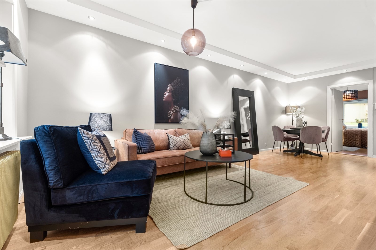 Romslig og luftig stue med flere gode møbleringsmuligheter. Galleribilde