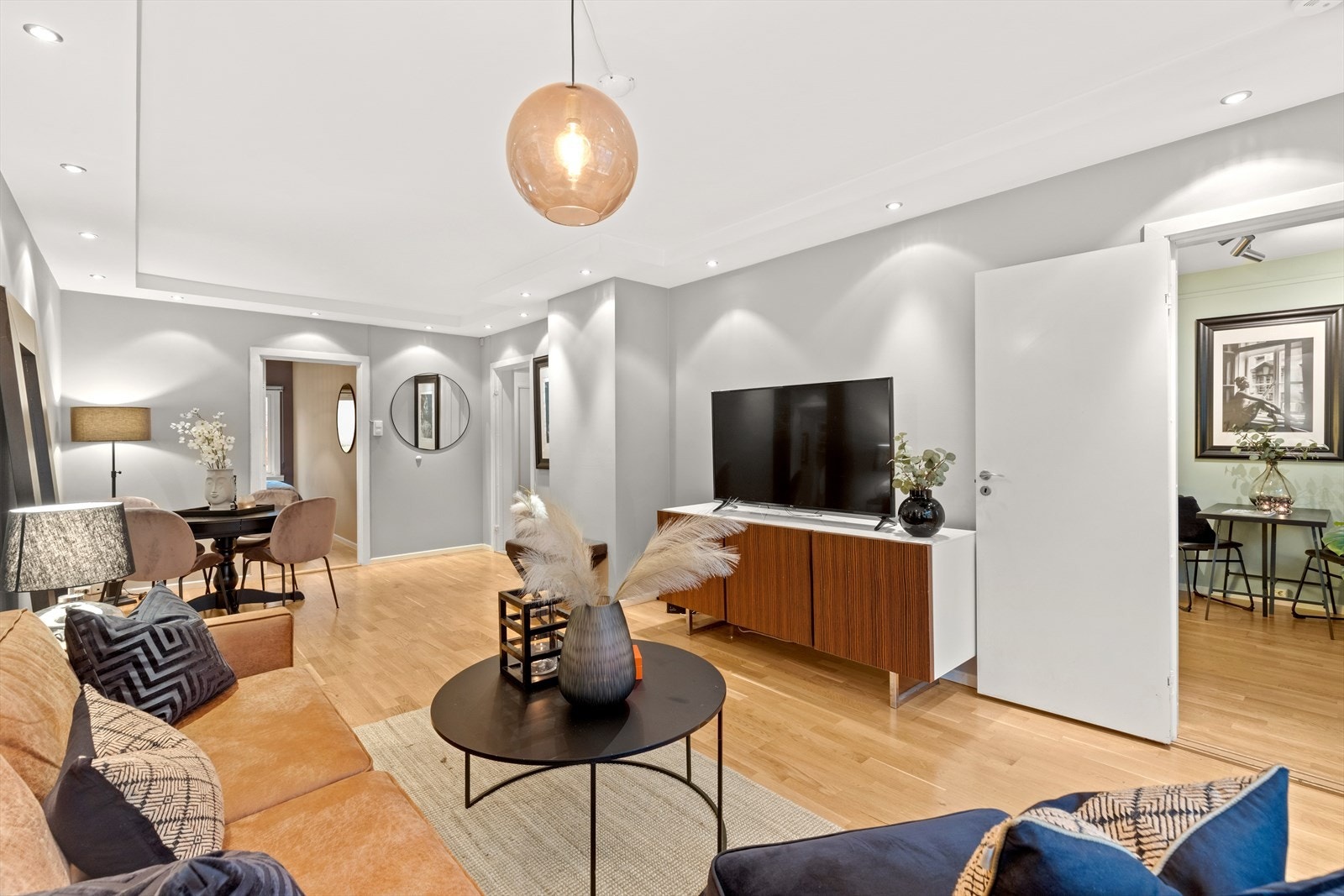 Leiligheten har en svært bovennlig planløsning. Fyring/vv inkludert. Nye vinduer i 2019. Galleribilde